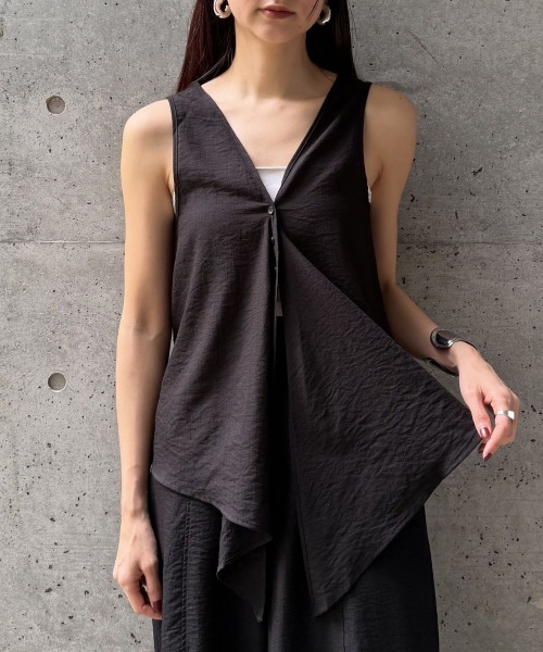 CIEL'AIR(シエルエアー)の「DRAPED RUFFLE SLEEVELESS TOP(ドレープラッフルスリーブレストップス)(シャツ/ブラウス・レディース・ブラック/ベージュ/オフホワイト・FREE)」の2枚目の写真