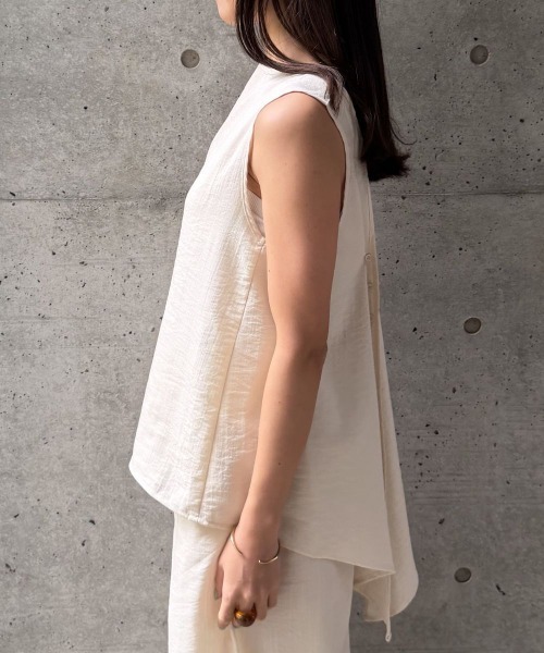 CIEL'AIR(シエルエアー)の「DRAPED RUFFLE SLEEVELESS TOP(ドレープラッフルスリーブレストップス)(シャツ/ブラウス・レディース・ブラック/ベージュ/オフホワイト・FREE)」の7枚目の写真