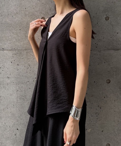 CIEL'AIR(シエルエアー)の「DRAPED RUFFLE SLEEVELESS TOP(ドレープラッフルスリーブレストップス)(シャツ/ブラウス・レディース・ブラック/ベージュ/オフホワイト・FREE)」の14枚目の写真