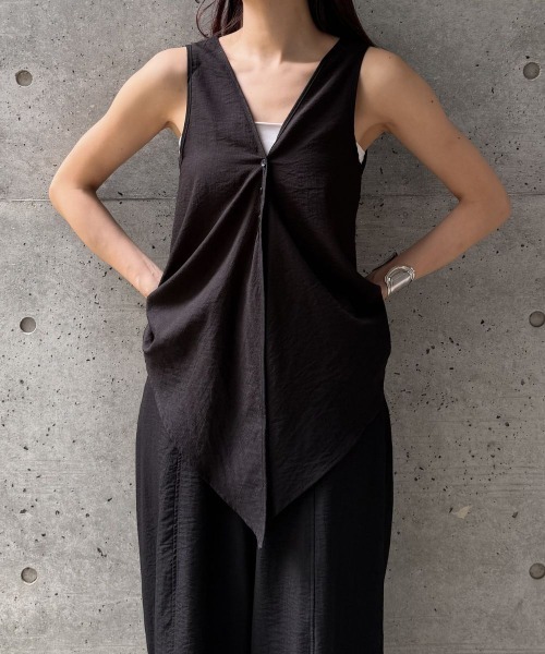 CIEL'AIR(シエルエアー)の「DRAPED RUFFLE SLEEVELESS TOP(ドレープラッフルスリーブレストップス)(シャツ/ブラウス・レディース・ブラック/ベージュ/オフホワイト・FREE)」の12枚目の写真