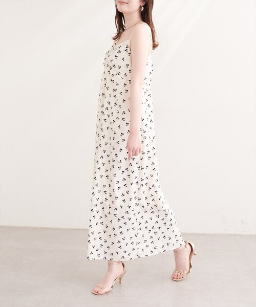natural couture(ナチュラルクチュール)の「フルーツ柄キャミワンピース(ワンピース・レディース・ブラック/オフホワイト・FREE)」の5枚目の写真