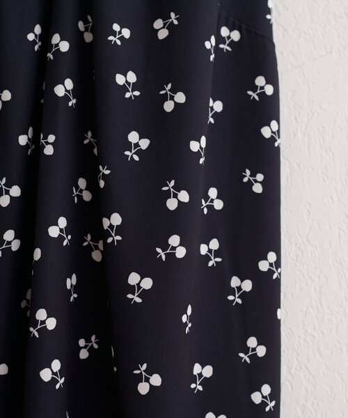 natural couture(ナチュラルクチュール)の「フルーツ柄キャミワンピース(ワンピース・レディース・ブラック/オフホワイト・FREE)」の11枚目の写真