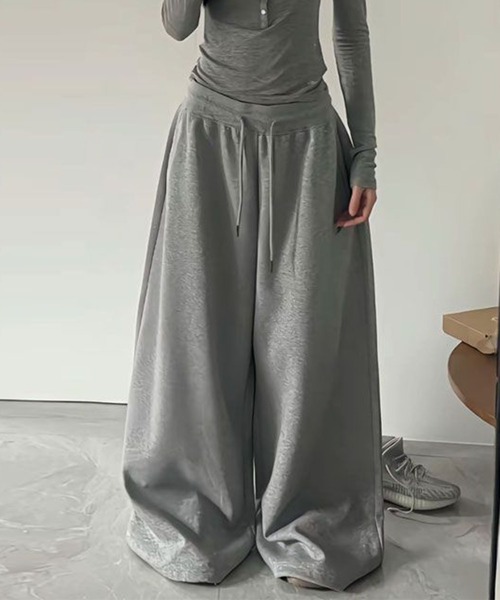 GLAMOROUS JANE(グラマラスジェーン)の「ワイドスウェットパンツ(スウェットパンツ・レディース・ブラック/杢グレー・M/L)」の2枚目の写真