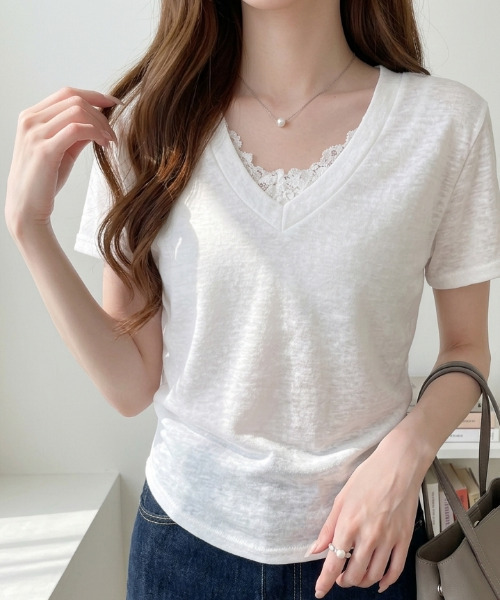 Ada.(エイダ)の「Vネック レース レイヤード風 シャーリング カットソー(Tシャツ/カットソー・レディース・イエロー/グレー/ライトブルー/ホワイト・FREE)」の2枚目の写真