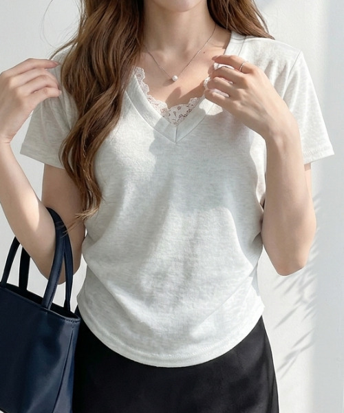 Ada.(エイダ)の「Vネック レース レイヤード風 シャーリング カットソー(Tシャツ/カットソー・レディース・イエロー/グレー/ライトブルー/ホワイト・FREE)」の3枚目の写真