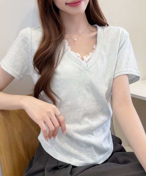 Ada.(エイダ)の「Vネック レース レイヤード風 シャーリング カットソー(Tシャツ/カットソー・レディース・イエロー/グレー/ライトブルー/ホワイト・FREE)」の12枚目の写真