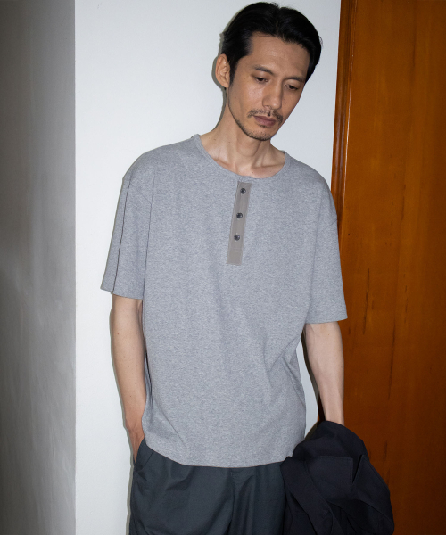 BLANKROOM(ブランクルーム)の「ノーブルヘンリーネックハーフT_MELANGE GRAY(Tシャツ/カットソー・メンズ・その他・1/2/3)」の4枚目の写真