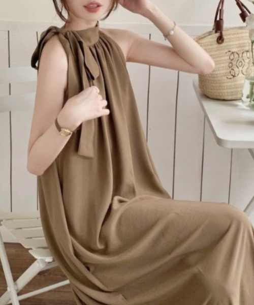AMAJI(アマジ)の「オフショルダー フロントリボン ロングワンピース(ワンピース・レディース・カーキ/ブラック・SMALL/MEDIUM/LARGE/X-LARGE)」の3枚目の写真