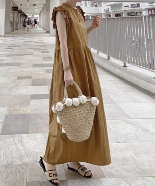 AMAJI(アマジ)の「フレアスリーブ ポケット付き ロングワンピース(ベルト付き)(ワンピース・レディース・ブラウン/ブラック・FREE)」の3枚目の写真