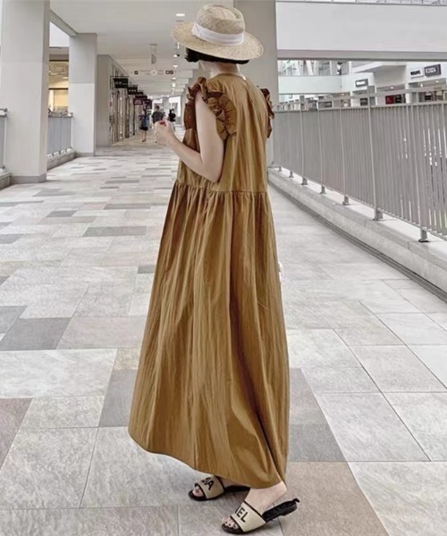 AMAJI(アマジ)の「フレアスリーブ ポケット付き ロングワンピース(ベルト付き)(ワンピース・レディース・ブラウン/ブラック・FREE)」の4枚目の写真