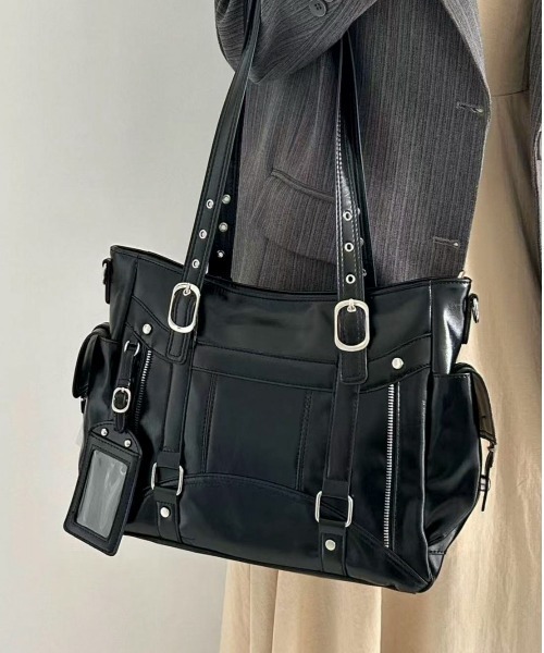 pyornim(ピョルニム)の「【カードホルダー付き】ベルトデザインエナメルバッグ(トートバッグ・レディース・シルバー/ブラック・F)」の8枚目の写真