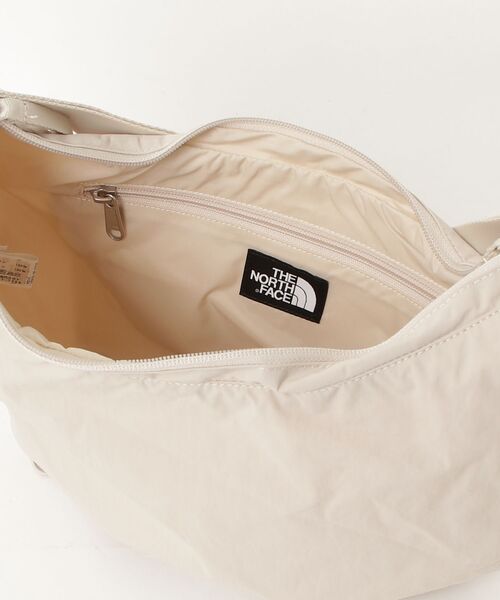 THE NORTH FACE(ザノースフェイス)の「【THE NORTH FACE/ザノースフェイス】BREEZE CROSS BAG M ホーボーバッグ ショルダーバッグ 軽量 ユニセックス(ショルダーバッグ・レディース・ブラック/サンドベージュ/ダークグレー・ONE SIZE)」の5枚目の写真