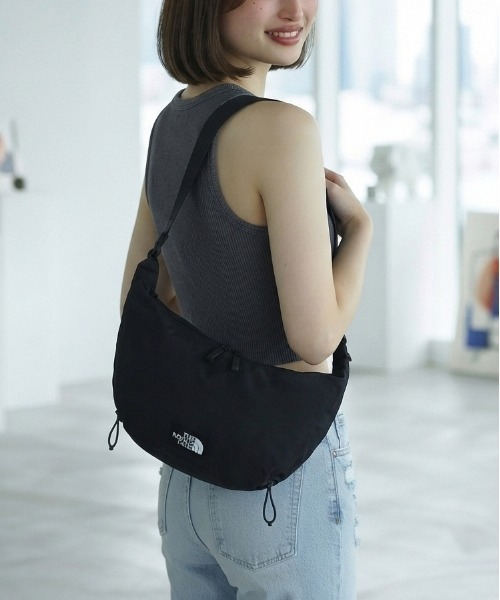 THE NORTH FACE(ザノースフェイス)の「【THE NORTH FACE/ザノースフェイス】BREEZE CROSS BAG M ホーボーバッグ ショルダーバッグ 軽量 ユニセックス(ショルダーバッグ・レディース・ブラック/サンドベージュ/ダークグレー・ONE SIZE)」の1枚目の写真