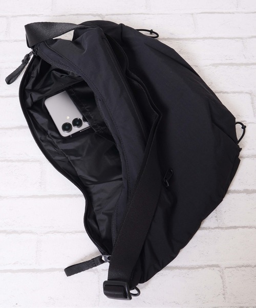 THE NORTH FACE(ザノースフェイス)の「【THE NORTH FACE/ザノースフェイス】BREEZE CROSS BAG M ホーボーバッグ ショルダーバッグ 軽量 ユニセックス(ショルダーバッグ・レディース・ブラック/サンドベージュ/ダークグレー・ONE SIZE)」の13枚目の写真