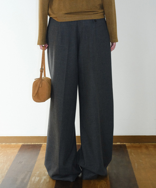 EN OR(エンオール)の「TWO TUCK WIDE SLACKS - CHARCOAL(スラックス・レディース・その他・SMALL/MEDIUM)」の3枚目の写真