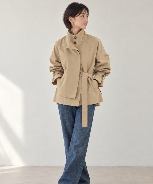 Lateru(ラテル)の「アシンメトリーレイヤード スタンドカラーショートトレンチコート(トレンチコート・レディース・キャメル/ライトベージュ・FREE)」の4枚目の写真