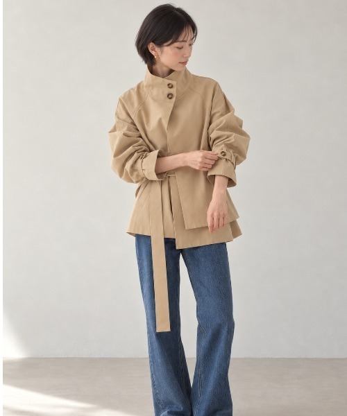 Lateru(ラテル)の「アシンメトリーレイヤード スタンドカラーショートトレンチコート(トレンチコート・レディース・キャメル/ライトベージュ・FREE)」の5枚目の写真