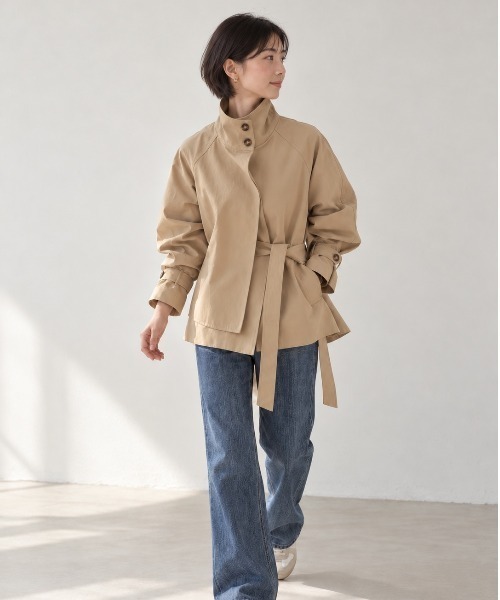 Lateru(ラテル)の「アシンメトリーレイヤード スタンドカラーショートトレンチコート(トレンチコート・レディース・キャメル/ライトベージュ・FREE)」の6枚目の写真