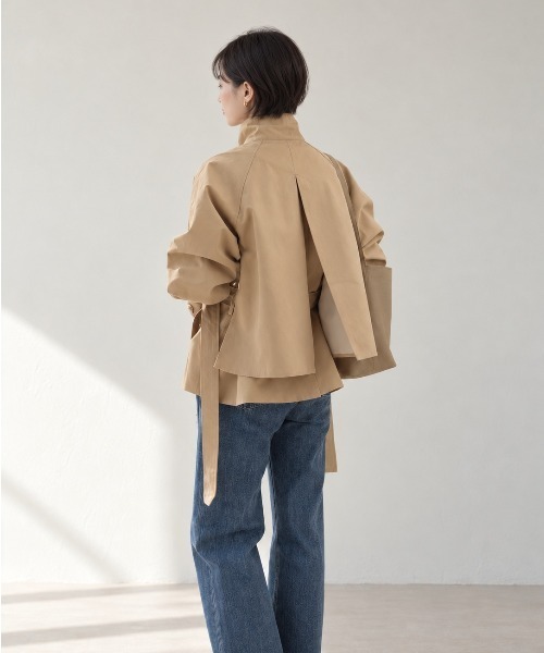 Lateru(ラテル)の「アシンメトリーレイヤード スタンドカラーショートトレンチコート(トレンチコート・レディース・キャメル/ライトベージュ・FREE)」の13枚目の写真