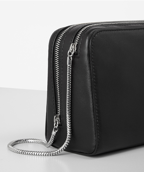 ALLSAINTS(オールセインツ)の「ARC MAKEUP CASE(ポーチ・レディース・ブラック・ONE SIZE)」の2枚目の写真