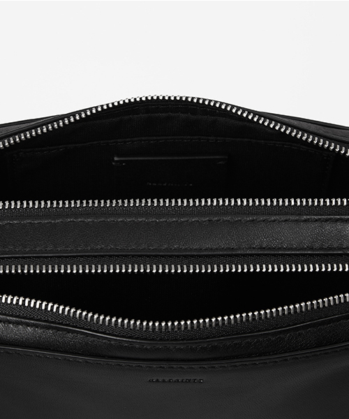 ALLSAINTS(オールセインツ)の「ARC MAKEUP CASE(ポーチ・レディース・ブラック・ONE SIZE)」の3枚目の写真