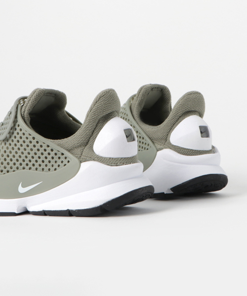 NIKE（ナイキ）の「【NIKE】ﾅｲｷ ｳｨﾒﾝｽﾞ ｿｯｸ ﾀﾞｰﾄ（スニーカー・レディース・グレー×ホワイト・24/25/23）」の2枚目の写真