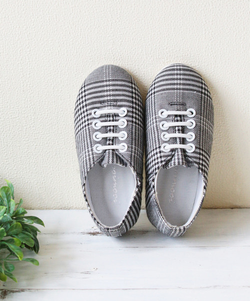 welleg（ウェレッグ）の「親子でおそろい！ゴムレースアップスニーカー（スニーカー・キッズ・チェック/ブラック系その他/ホワイト/ピンク/ライトグレー/ブラック・20cm/17cm/15cm/18cm/21.0cm/19cm/16cm）」の6枚目の写真