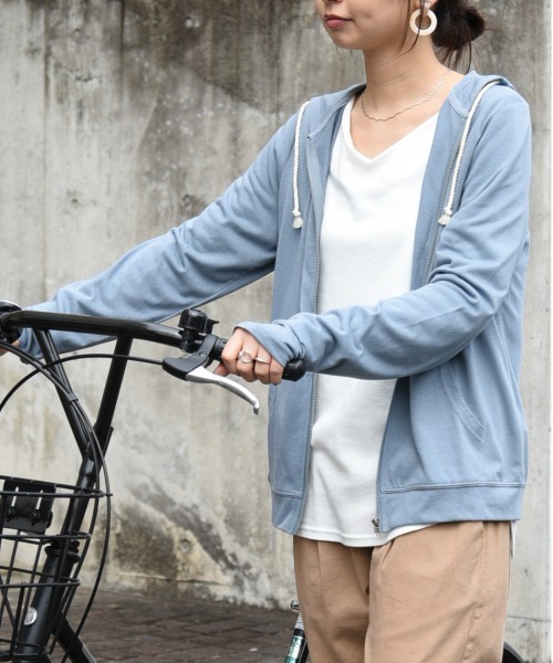 and it_（アンドイット）の「UVカットパーカー（パーカー・レディース・カーキ/ミント/ネイビー/杢グレー/ブルー/ブラック/オートミール/ピンク/イエロー/オフホワイト/ライトブルー/グレイッシュブルー/ラベンダー/ベージュ/キャメル/グレイッシュベージュ/ライトオリーブ・L/M/LL）」の13枚目の写真