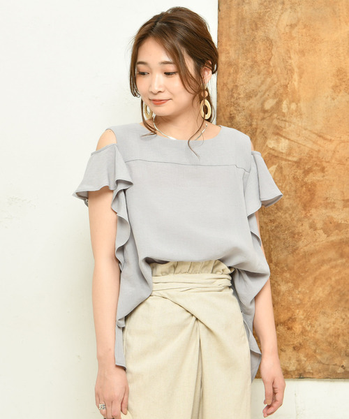 DouDou（ドゥドゥ）の「肩フリルブラウス（Tシャツ/カットソー・レディース・ブラック/ベージュ/ブラウン/グレー/オフホワイト/ピンク/ブルー・FREE）」の4枚目の写真