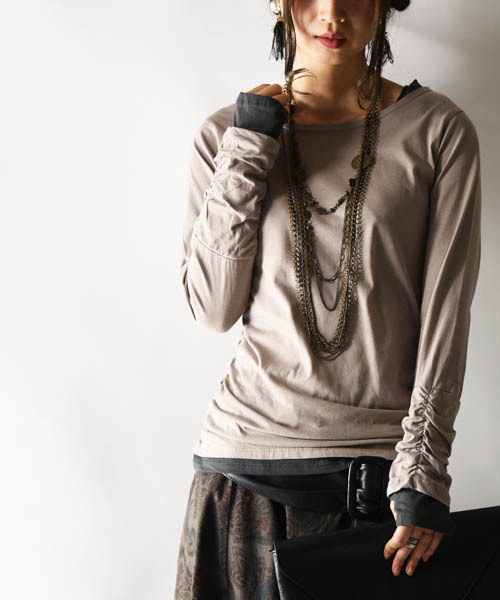 and it_（アンドイット）の「フェイクレイヤードくしゅくしゅ長袖Tシャツカットソー【ロンT】（Tシャツ/カットソー・レディース・ホワイト/ブラック/グレー/ネイビー/モカ/杢グレー/ロイヤルブルー/カーキ/ワイン/ブルーグリーン/ブラック×ホワイト/イエロー/グレイッシュベージュ/アイボリー/ブラック×グレー/グレー系その他/マスタード/ダークオレンジ/グリーン/パープル/ミント/ラベンダー/ブラック系その他2/ブラウン/テラコッタ/イエロー系その他・L/M/3L/LL/4L）」の9枚目の写真