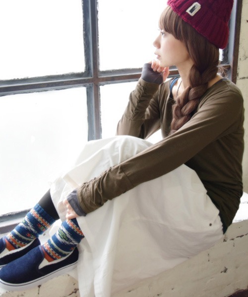 and it_（アンドイット）の「フェイクレイヤードくしゅくしゅ長袖Tシャツカットソー【ロンT】（Tシャツ/カットソー・レディース・ホワイト/ブラック/グレー/ネイビー/モカ/杢グレー/ロイヤルブルー/カーキ/ワイン/ブルーグリーン/ブラック×ホワイト/イエロー/グレイッシュベージュ/アイボリー/ブラック×グレー/グレー系その他/マスタード/ダークオレンジ/グリーン/パープル/ミント/ラベンダー/ブラック系その他2/ブラウン/テラコッタ/イエロー系その他・L/M/3L/LL/4L）」の11枚目の写真