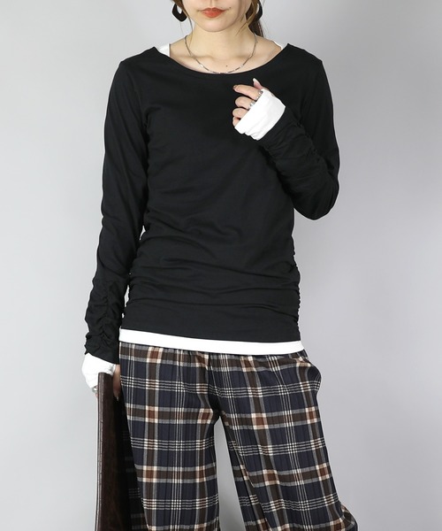 and it_（アンドイット）の「フェイクレイヤードくしゅくしゅ長袖Tシャツカットソー【ロンT】（Tシャツ/カットソー・レディース・ホワイト/ブラック/グレー/ネイビー/モカ/杢グレー/ロイヤルブルー/カーキ/ワイン/ブルーグリーン/ブラック×ホワイト/イエロー/グレイッシュベージュ/アイボリー/ブラック×グレー/グレー系その他/マスタード/ダークオレンジ/グリーン/パープル/ミント/ラベンダー/ブラック系その他2/ブラウン/テラコッタ/イエロー系その他・L/M/3L/LL/4L）」の6枚目の写真