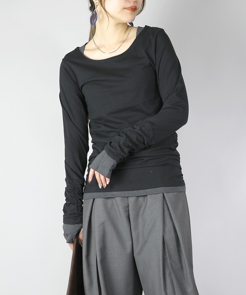 and it_（アンドイット）の「フェイクレイヤードくしゅくしゅ長袖Tシャツカットソー【ロンT】（Tシャツ/カットソー・レディース・ホワイト/ブラック/グレー/ネイビー/モカ/杢グレー/ロイヤルブルー/カーキ/ワイン/ブルーグリーン/ブラック×ホワイト/イエロー/グレイッシュベージュ/アイボリー/ブラック×グレー/グレー系その他/マスタード/ダークオレンジ/グリーン/パープル/ミント/ラベンダー/ブラック系その他2/ブラウン/テラコッタ/イエロー系その他・L/M/3L/LL/4L）」の3枚目の写真
