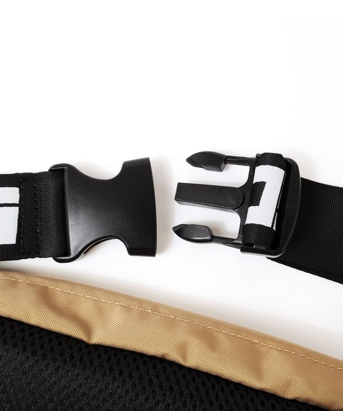 GLAZOS(グラソス)の「ナイロンオックス・ロゴテープボディバッグ(ボディバッグ/ウエストポーチ・キッズ・ブラック/ベージュ/レッド/ブルー・フリー)」の10枚目の写真