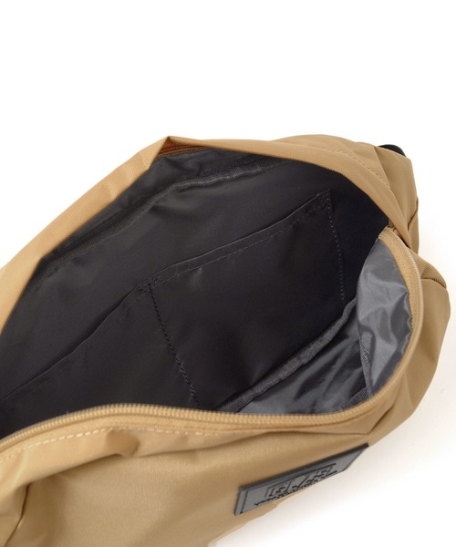 GLAZOS(グラソス)の「ナイロンオックス・ロゴテープボディバッグ(ボディバッグ/ウエストポーチ・キッズ・ブラック/ベージュ/レッド/ブルー・フリー)」の9枚目の写真