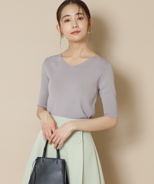 N.(N. Natural Beauty Basic)(エヌエヌナチュラルビューティーベーシック)の「総針Vネックニット 五分袖(ニット/セーター・レディース・ベージュ/イエロー/パープル/ネイビー/ホワイト/ダークパープル/ホワイト×ネイビー/ブラック/ブルー/オフホワイト・MEDIUM)」の1枚目の写真