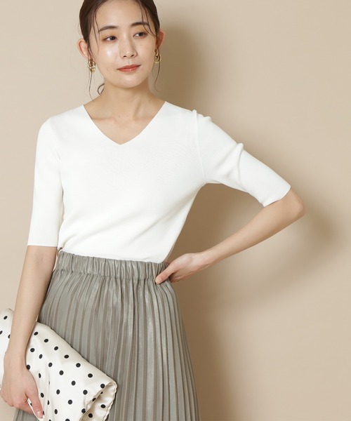 N.(N. Natural Beauty Basic)(エヌエヌナチュラルビューティーベーシック)の「総針Vネックニット 五分袖(ニット/セーター・レディース・ベージュ/イエロー/パープル/ネイビー/ホワイト/ダークパープル/ホワイト×ネイビー/ブラック/ブルー/オフホワイト・MEDIUM)」の2枚目の写真