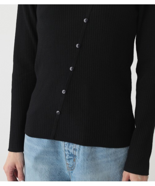 AZUL by moussy(アズールバイマウジー)の「FAKE LAYERED BUTTON KNIT TOPS/フェイクレイヤードボタンニットトップス(ニット/セーター・レディース・ライトパープル/ライトベージュ/ライム/ブラック・SMALL/MEDIUM)」の13枚目の写真