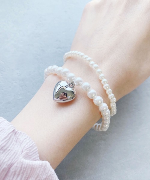 iso（イソ）の「ハートチャーム2連パールブレスレット（ブレスレット・レディース・シルバー/ゴールド・FREE）」の2枚目の写真