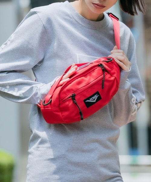 PONY（ポニー）の「PONY/ポニー TAPE LINE WAIST BAG ウエストバッグ（ボディバッグ/ウエストポーチ・メンズ・ブラック/レッド・FREE）」の2枚目の写真