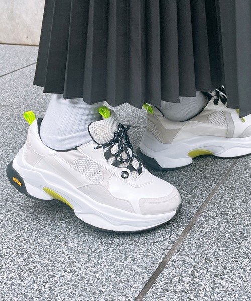 AULA AILA（アウラアイラ）の「ビブラムソールスニーカー（スニーカー・レディース・ホワイト×ブラック/オフホワイト/イエロー・35.5/37.5/36.5）」の2枚目の写真