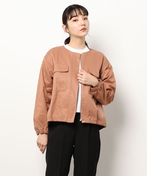 YECCA VECCA（イェッカヴェッカ）の「ノーカラーミリタリーブルゾン＊（ミリタリージャケット・レディース・ネイビー/カーキ/キャメル・FREE）」の3枚目の写真