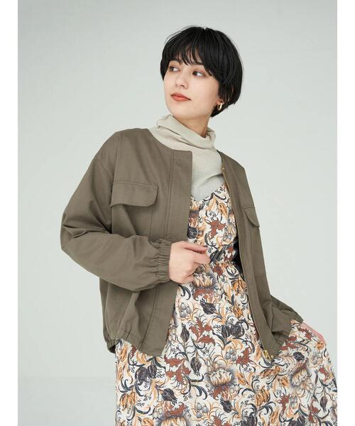 YECCA VECCA（イェッカヴェッカ）の「ノーカラーミリタリーブルゾン＊（ミリタリージャケット・レディース・ネイビー/カーキ/キャメル・FREE）」の5枚目の写真