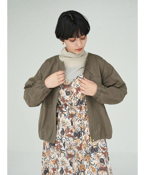 YECCA VECCA（イェッカヴェッカ）の「ノーカラーミリタリーブルゾン＊（ミリタリージャケット・レディース・ネイビー/カーキ/キャメル・FREE）」の7枚目の写真