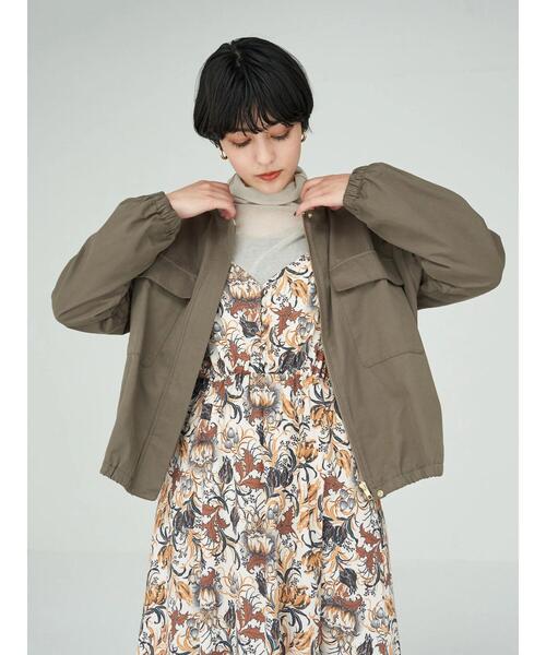 YECCA VECCA（イェッカヴェッカ）の「ノーカラーミリタリーブルゾン＊（ミリタリージャケット・レディース・ネイビー/カーキ/キャメル・FREE）」の8枚目の写真