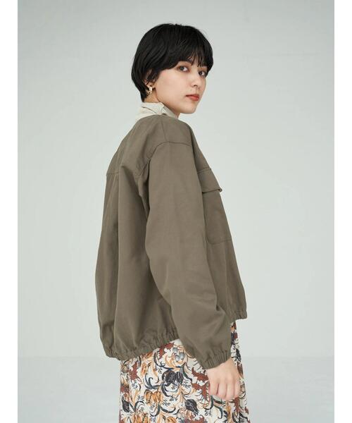 YECCA VECCA（イェッカヴェッカ）の「ノーカラーミリタリーブルゾン＊（ミリタリージャケット・レディース・ネイビー/カーキ/キャメル・FREE）」の9枚目の写真