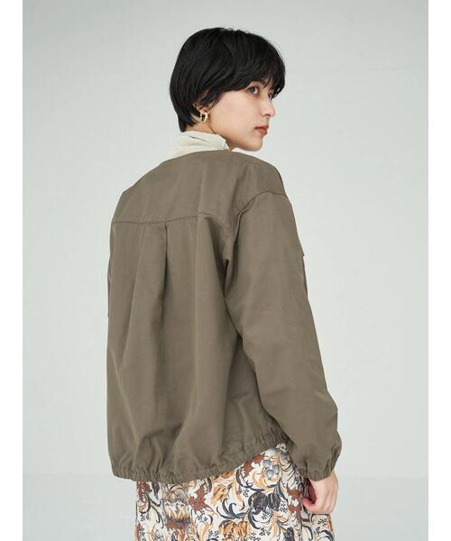 YECCA VECCA（イェッカヴェッカ）の「ノーカラーミリタリーブルゾン＊（ミリタリージャケット・レディース・ネイビー/カーキ/キャメル・FREE）」の10枚目の写真