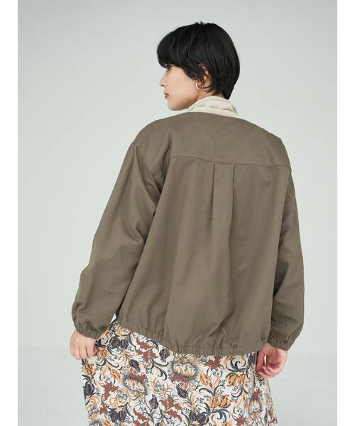 YECCA VECCA（イェッカヴェッカ）の「ノーカラーミリタリーブルゾン＊（ミリタリージャケット・レディース・ネイビー/カーキ/キャメル・FREE）」の11枚目の写真