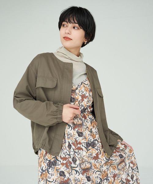 YECCA VECCA（イェッカヴェッカ）の「ノーカラーミリタリーブルゾン＊（ミリタリージャケット・レディース・ネイビー/カーキ/キャメル・FREE）」の2枚目の写真