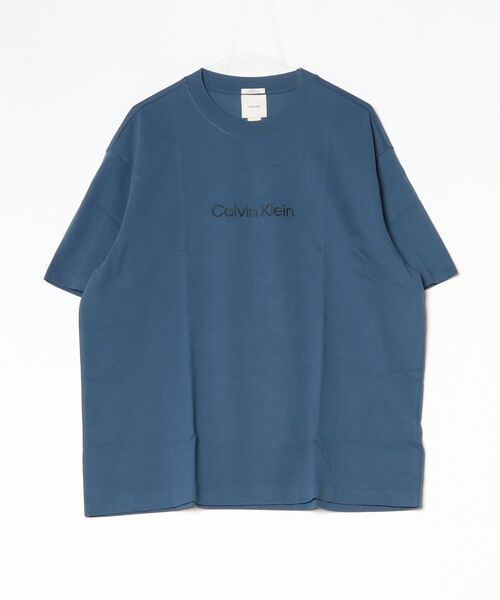 Calvin Klein（カルバン・クライン）の「【ユニセックス】 スタンダード リラックス クルーネック Tシャツ[JUNG KOOK / ジョングク着用商品]（Tシャツ/カットソー・メンズ・ホワイト/ブラック/レッド/グレー/グレー系/ホワイト系/ブラック系/ブルー/オレンジ系その他/ブラウン系その他/ライトブルー/ブルー系その他/ブラック系その他2/ホワイト系その他2/ダークブルー/ライトベージュ/グリーン系その他2・S/M/L/XL/XS）」の14枚目の写真
